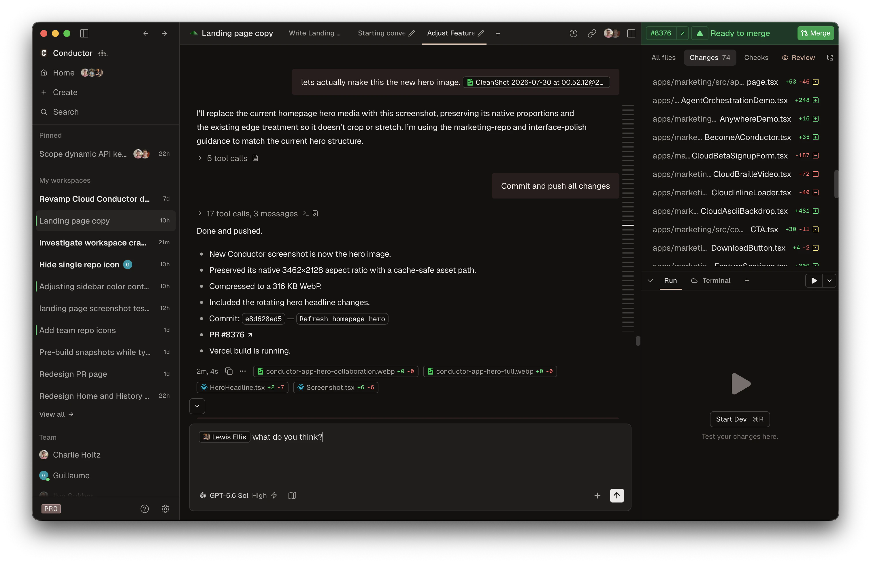 Interface real do Conductor com espaços de trabalho paralelos, conversa com um agente, arquivos alterados e painel de revisão.